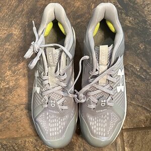 Under Armour Men’s Light Gray Metal Cleats